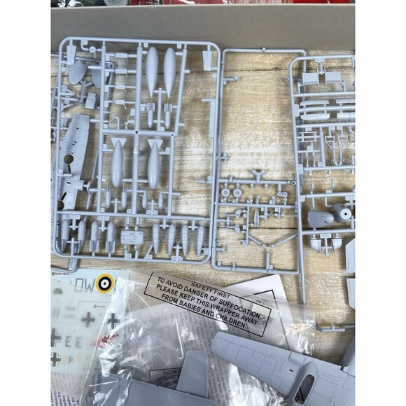 Airfix 1:72 Spitfire Mk.Ia Messerschmitt Bf110 Model Kit A50128 Dogfight Doubles - Picture 8 of 15